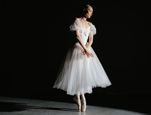 Nascita della posizione posturale classica nel ballo del XVIII secolo